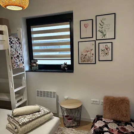Triple Shine Apartment *
