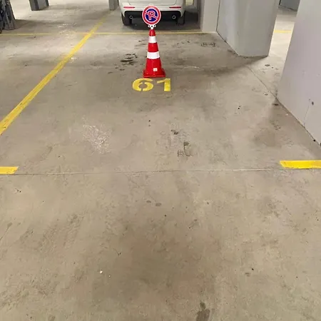 Triple Shine & Free Garage Appartement *